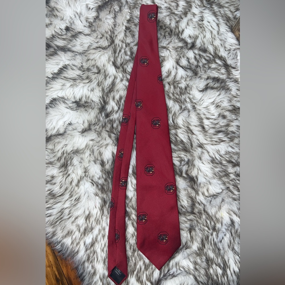 Burgundy Tie with sc gamecocks  Logo Pattern
Ram tiemakers